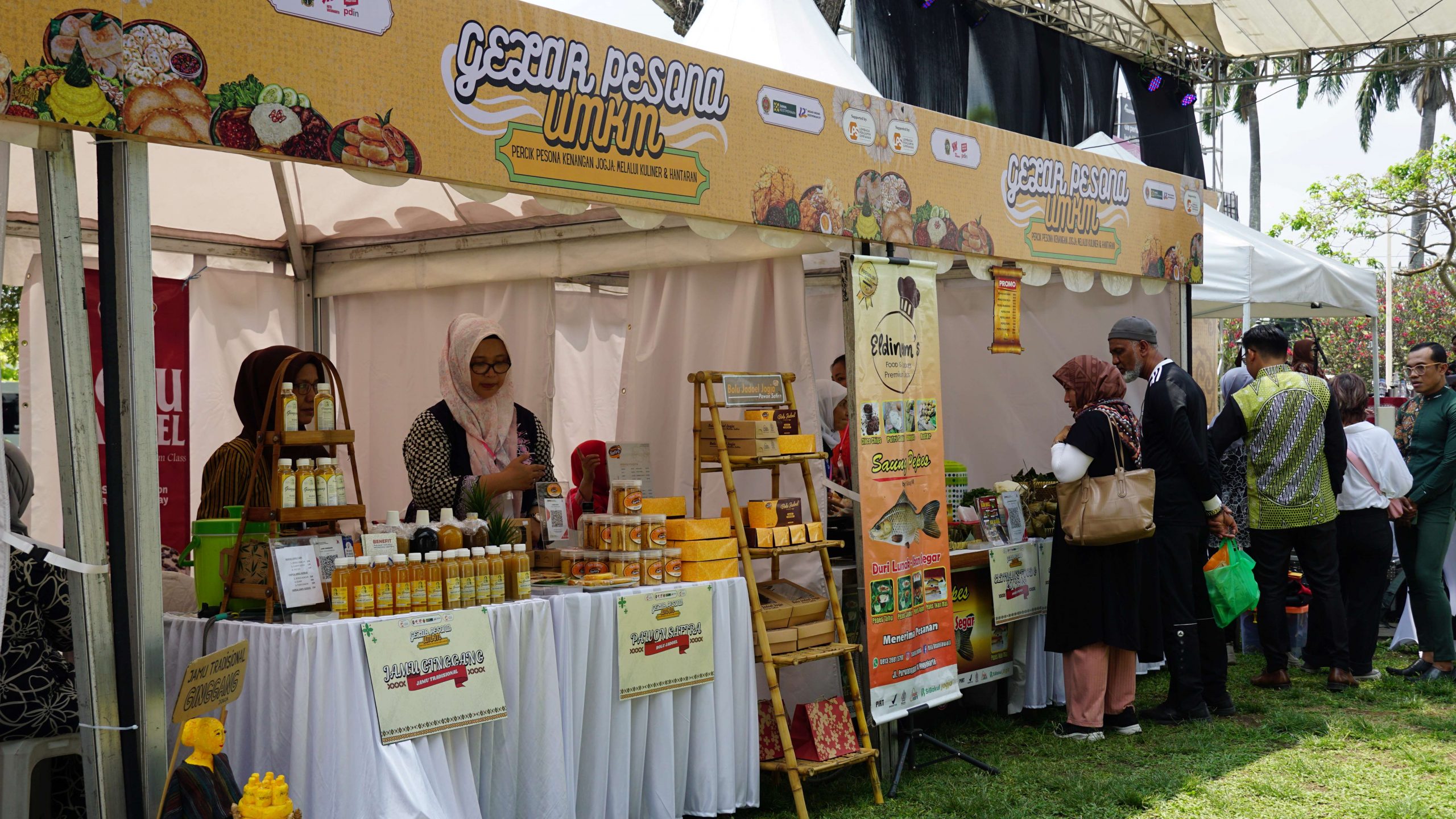 Wisatawan menikmati kuliner tradisional di Alun-Alun Kidul Jogja