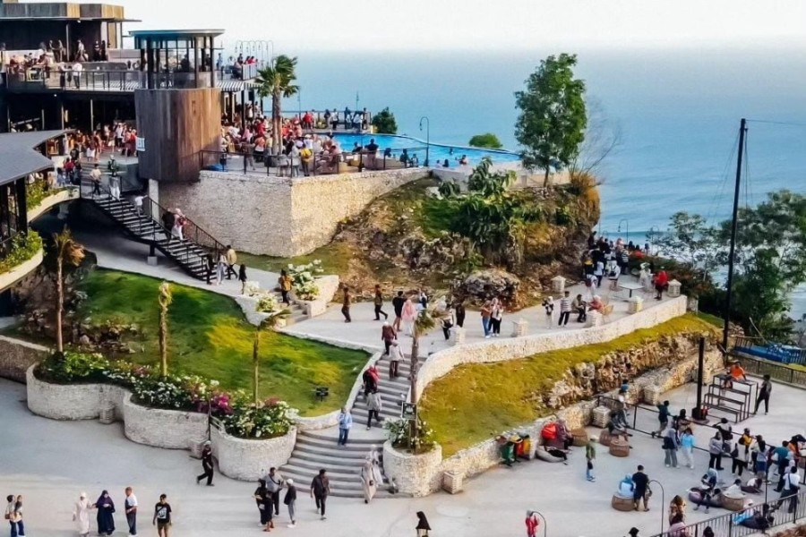 Bukit Bintang Jogja Pemandangan malam Jogja dari Bukit Bintang dengan lampu kota