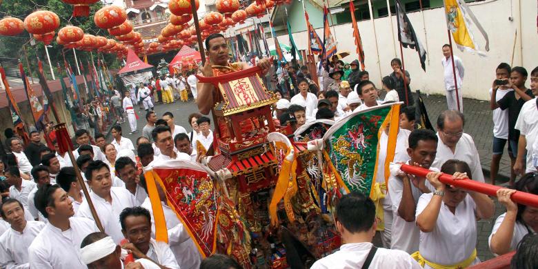 Festival Tulude Manado Awal Tahun Prosesi Festival Tulude di Manado dengan tarian tradisional dan musik Kolintang