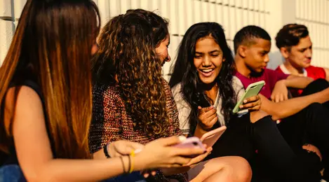 Gaya Hidup Digital Tren, Tantangan, dan Dampaknya pada Generasi Muda