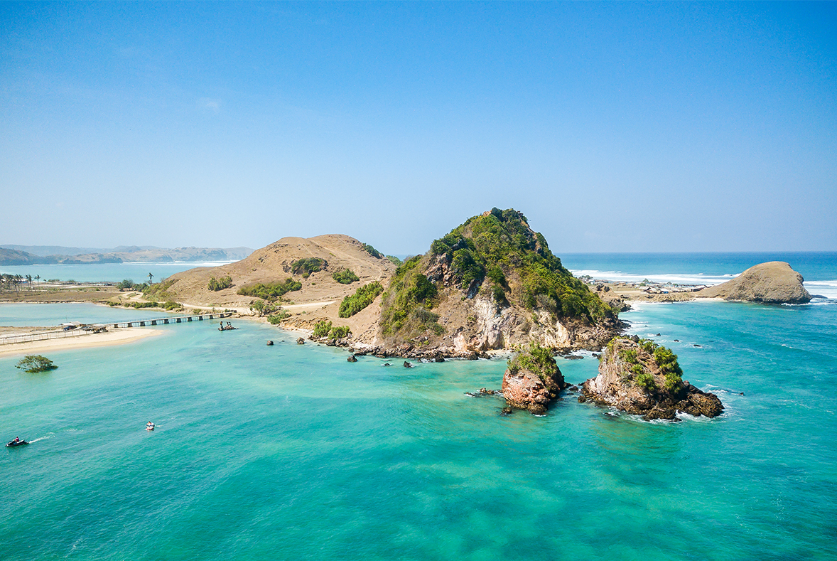 Pantai Kuta Lombok 2025 Pemandangan Pantai Kuta Lombok dengan pasir putih dan ombak tenang