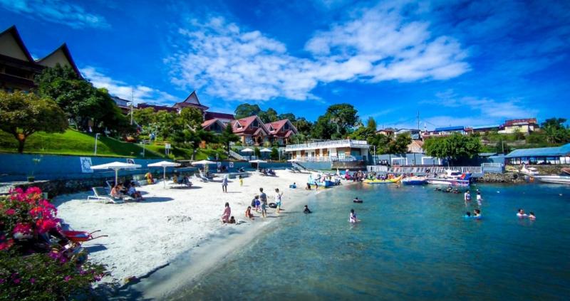 Parapat Hotel Dukung The Lake Toba GP 2025 – mainlokal.id Parapat Hotel mendukung The Lake Toba GP 2025 dengan fasilitas nyaman dan pemandangan Danau Toba – mainlokal.id