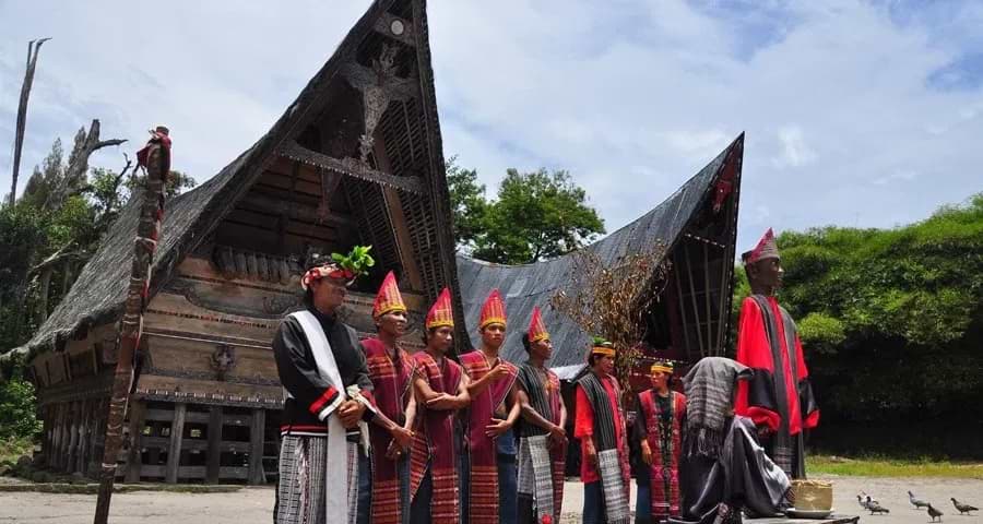 Rumah adat Batak Toba dengan atap tinggi dan ukiran tradisional khas Sumatera Utara