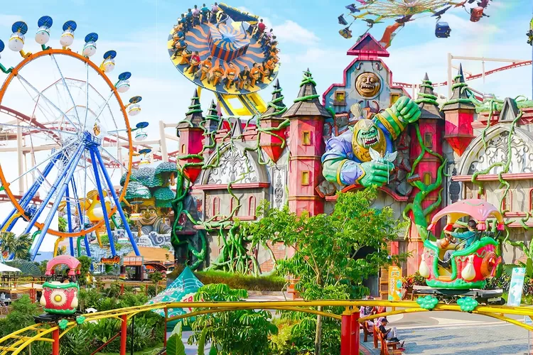 Pengunjung menikmati wahana air terbaru di Saloka Theme Park Semarang 2025