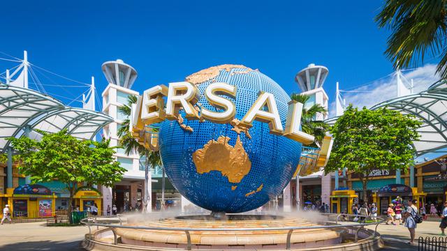 Pemandangan Gardens by the Bay Singapura di malam hari, menyoroti SuperTree Grove dan lampu Garden Rhapsody.