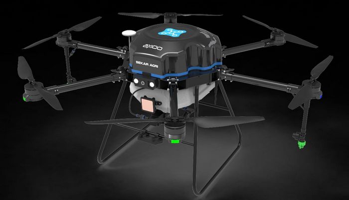 Drone karya anak bangsa Indonesia terbang di langit dengan pemandangan hijau dan fitur teknologi tinggi terlihat jelas.