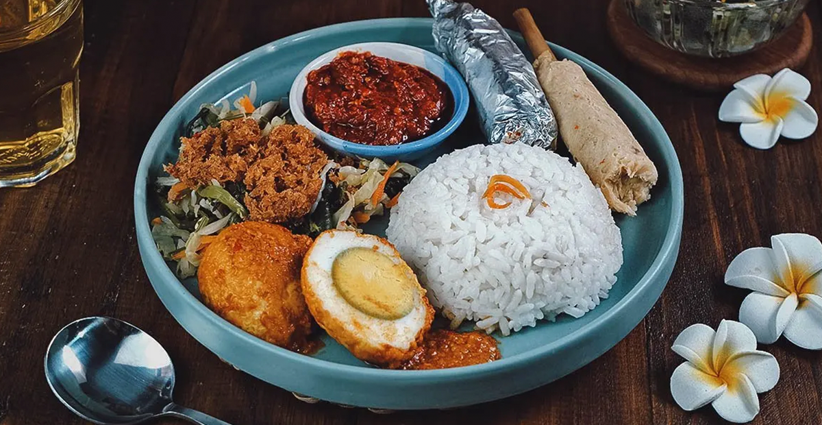 Babi Guling Bali Autentik dengan Kulit Renyah Babi guling khas Bali dengan kulit renyah dan bumbu tradisional Pulau Dewata