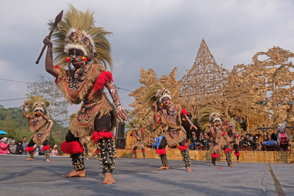 Festival Budaya Tradisional Indonesia Pertunjukan tarian tradisional Indonesia di festival budaya lokal