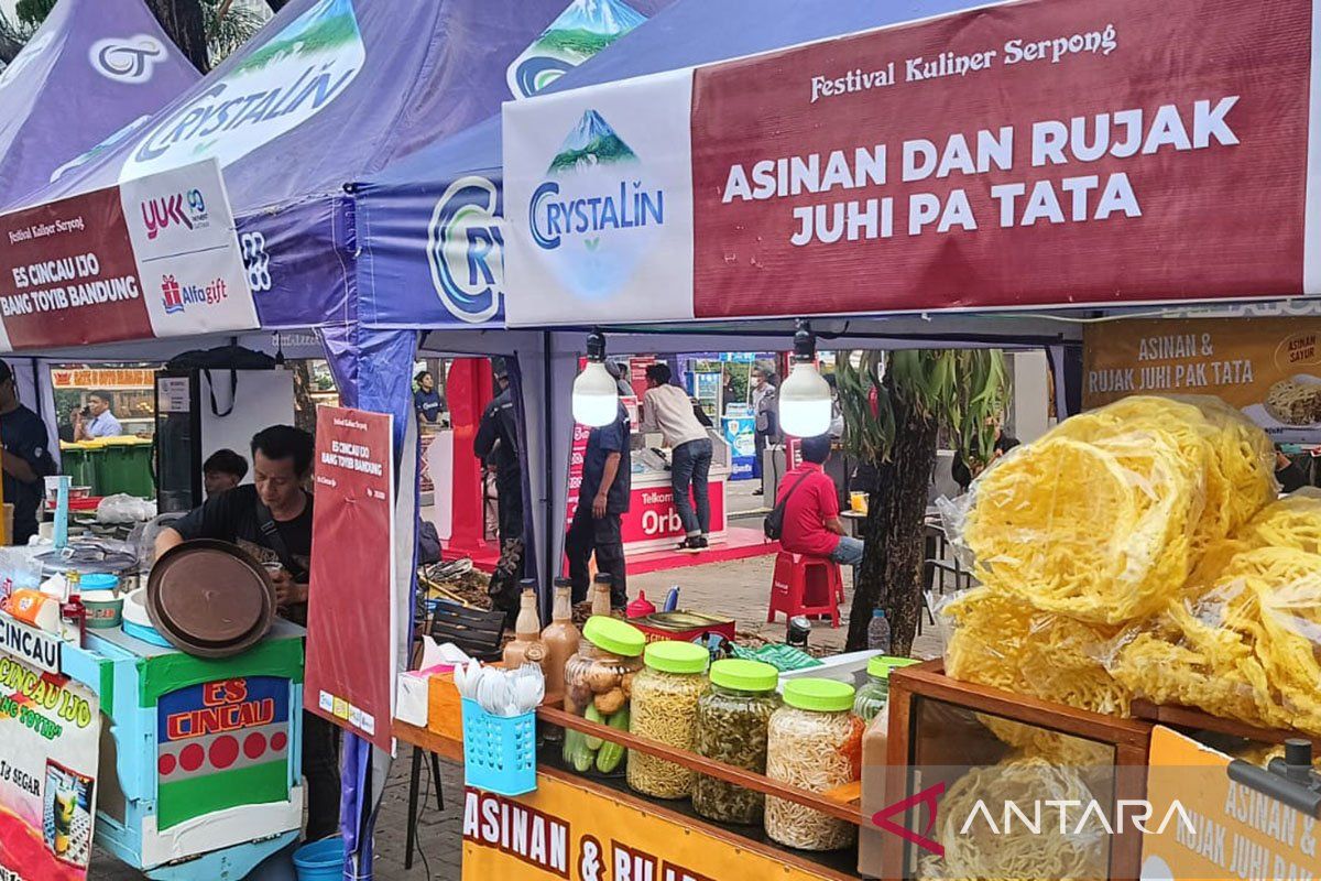 Pengunjung menikmati festival kuliner dengan berbagai produk UMKM lokal