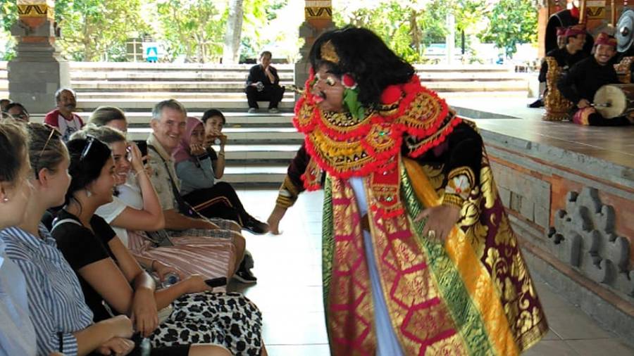 Upacara adat tradisional Indonesia sebagai simbol pelestarian kebudayaan daerah