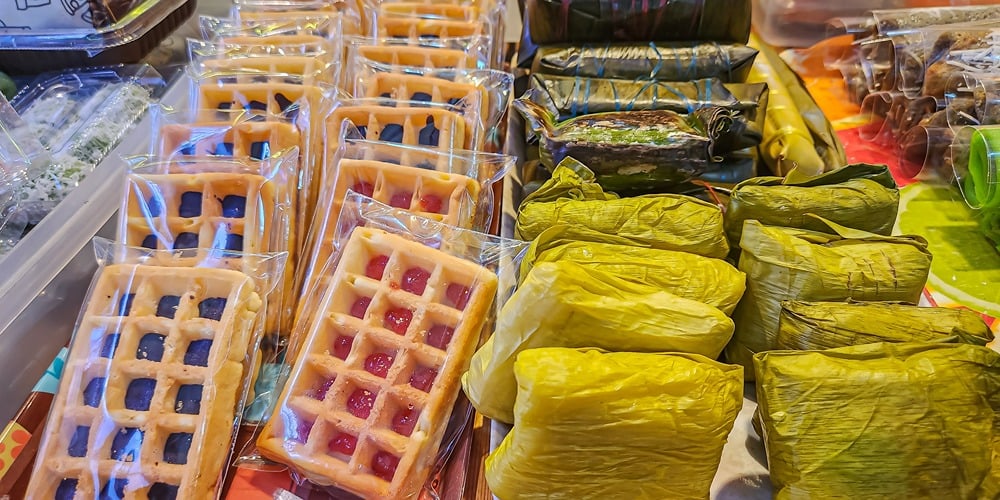 Beragam jajanan kekinian dan minuman segar siap dijual dengan modal kecil