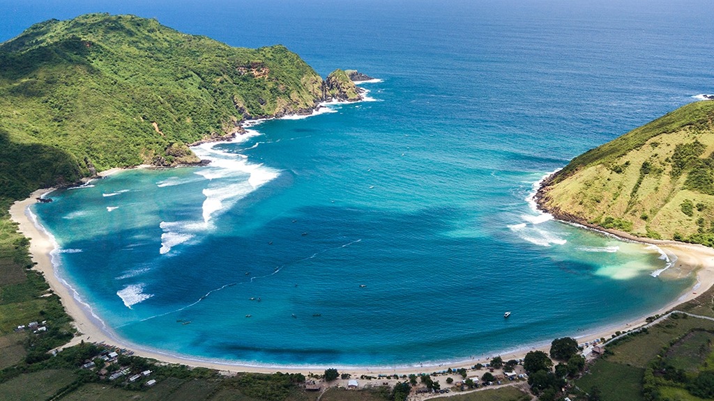 lombok-tempat-wisata-terbaik-dunia-2025.jpg Pemandangan indah Lombok dengan pantai pasir putih dan laut biru sebagai tempat wisata terbaik dunia 2025