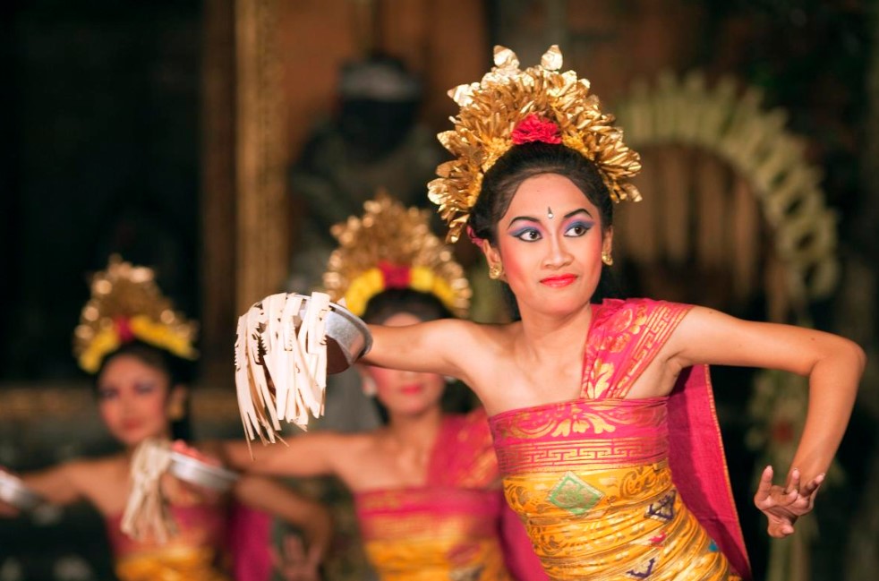 Keragaman Budaya Indonesia dalam Tradisi dan Seni Lokal Keragaman budaya Indonesia menampilkan tari tradisional, pakaian adat, dan seni lokal dari berbagai daerah Nusantara.