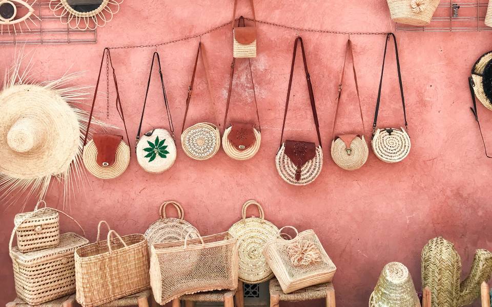 Kerajinan tangan batik dan anyaman khas Indonesia