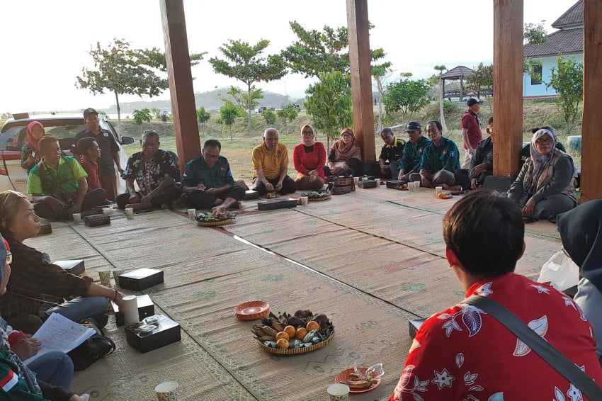 Anak muda berkolaborasi dalam kegiatan komunitas lokal