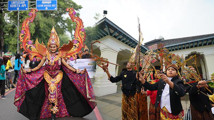 Komunitas budaya menampilkan tarian tradisional dan atraksi unik di karnaval lokal Indonesia
