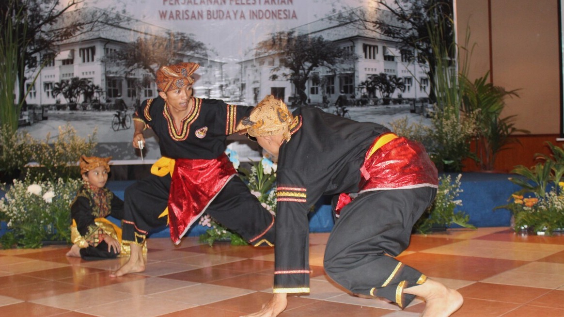Komunitas lokal menampilkan tarian tradisional sebagai upaya pelestarian warisan budaya Indonesia