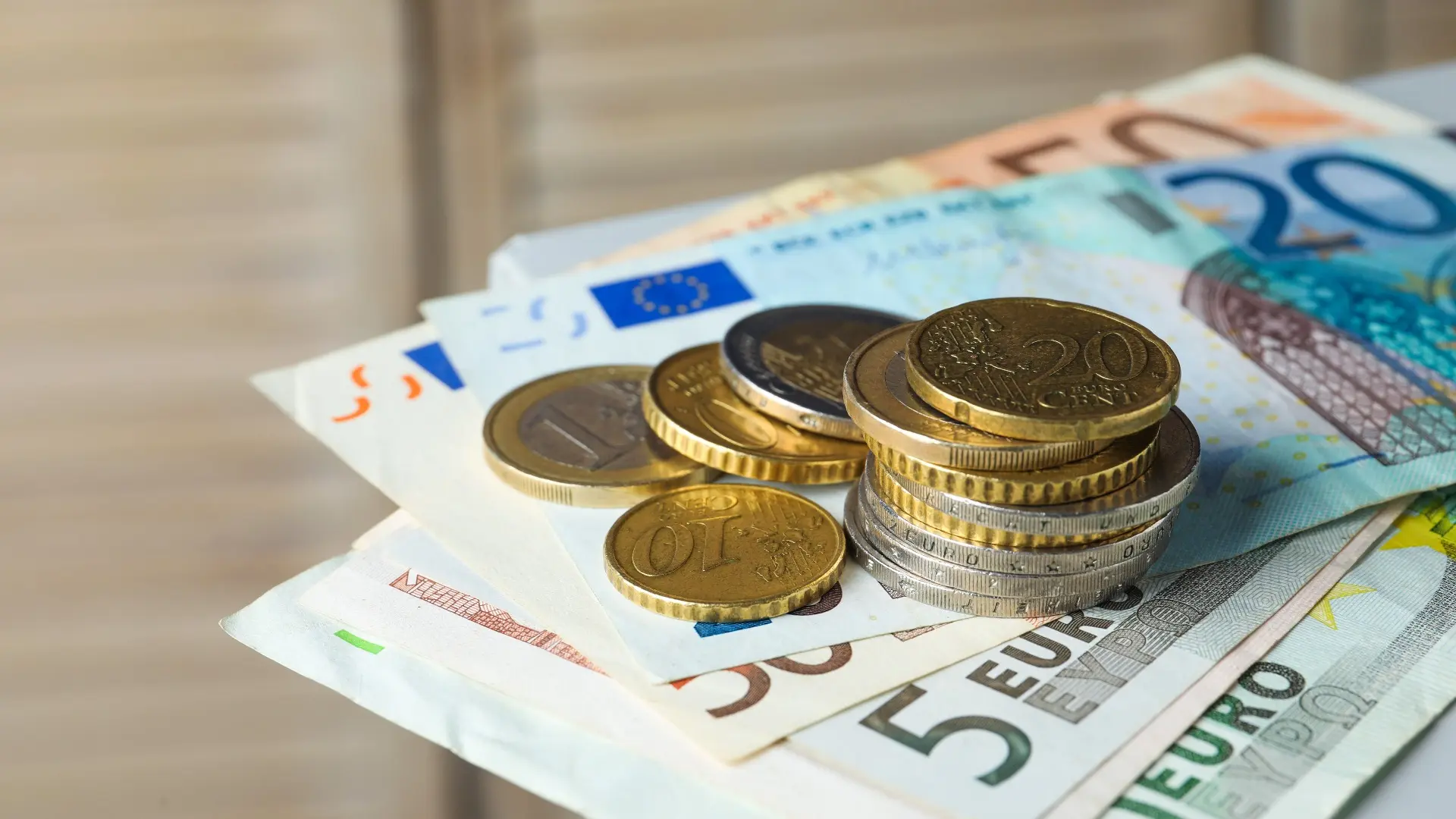 Ilustrasi konsep dasar ilmu ekonomi yang menjelaskan hubungan antara produksi, konsumsi, dan distribusi dalam kehidupan manusia.