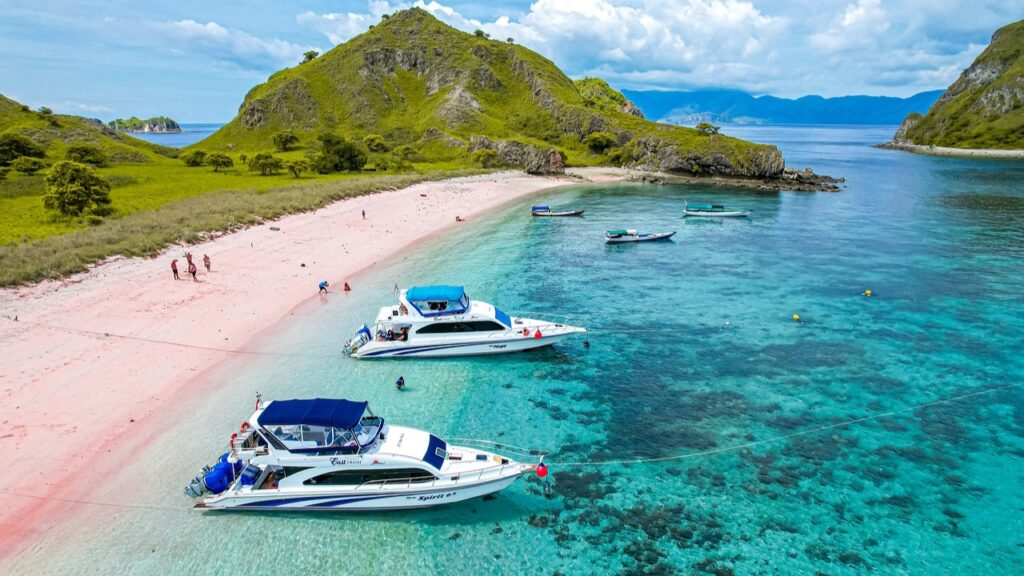 Labuan Bajo Nusa Tenggara Timur – Destinasi Wisata Hits 2025 Panorama Labuan Bajo dengan kapal wisata dan perbukitan tropis di NTT