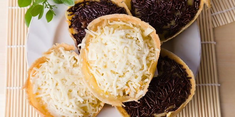 Martabak Manis dan Gurih Martabak manis cokelat keju dengan tekstur lembut