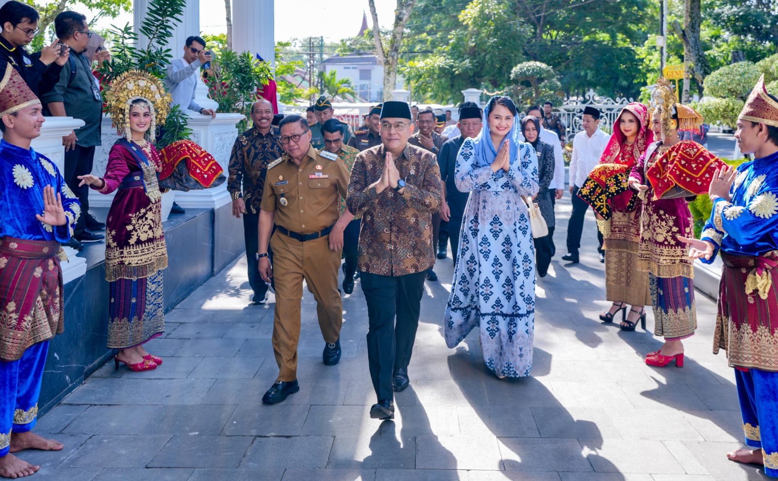 “Masyarakat adat Indonesia sedang melakukan upacara tradisional, menampilkan budaya lokal dan komunitas suku asli”