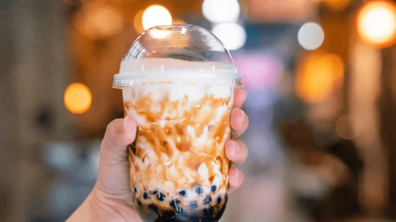 Minuman Boba Kekinian dengan Topping Unik Minuman boba kekinian warna-warni dengan topping unik dan kemasan estetik