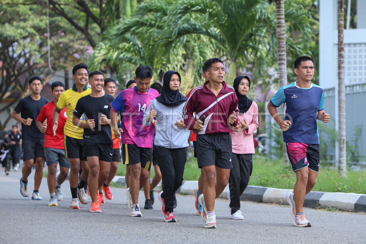 Olahraga Modern di Indonesia Orang berolahraga di gym modern di kota besar Indonesia