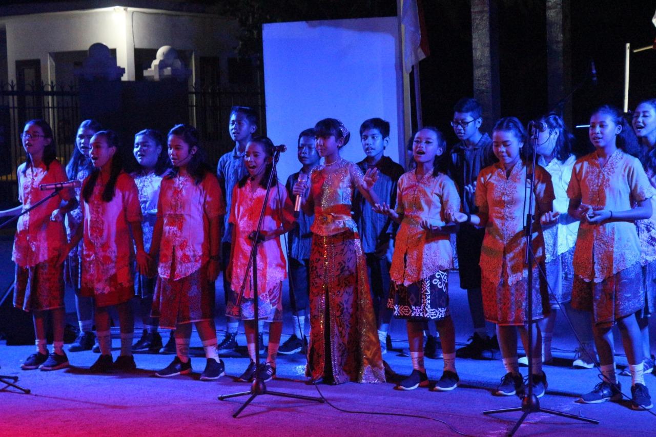Pentas Seni Budaya Indonesia yang Memukau penampilan pentas seni budaya Indonesia dengan tarian tradisional dan kostum warna-warni