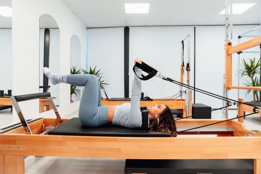 Pilates untuk Semua Gaya Hidup Orang sedang melakukan Pilates di studio