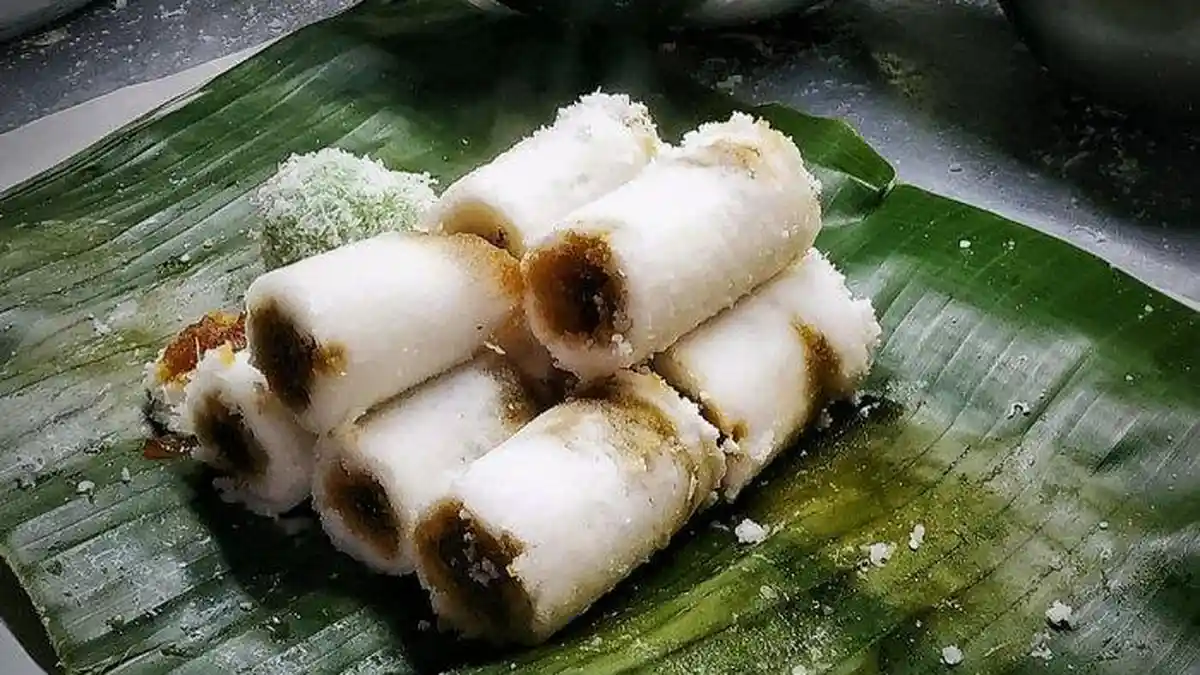 Putu Bambu kue tradisional Indonesia dengan gula merah dan kelapa parut