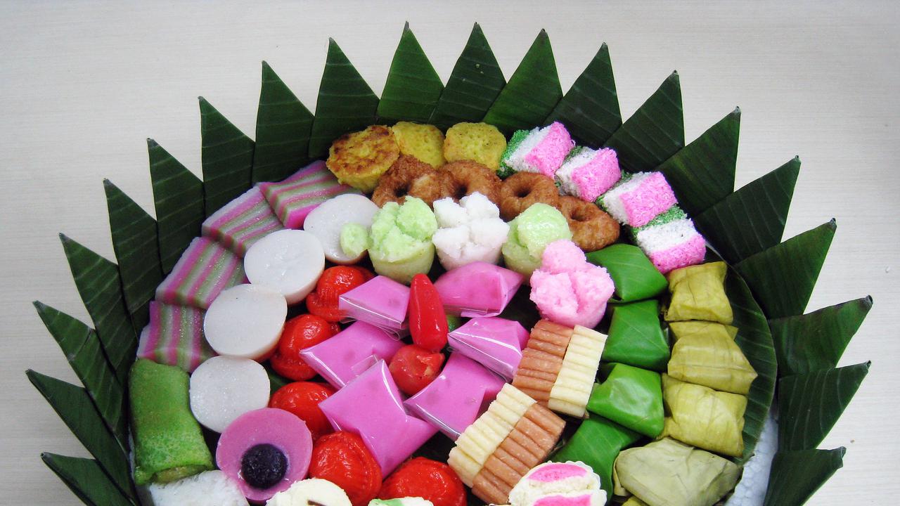 Aneka jajanan tradisional Indonesia seperti klepon, onde-onde, lemper, dan putu ayu yang menarik untuk dijual sebagai usaha kuliner lokal