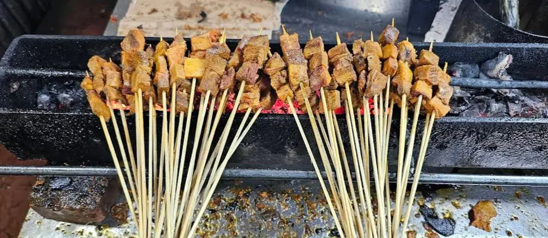 Sate Padang Ajo Ramon Jakarta Piring Sate Padang Ajo Ramon dengan kuah kental gurih di Jakarta