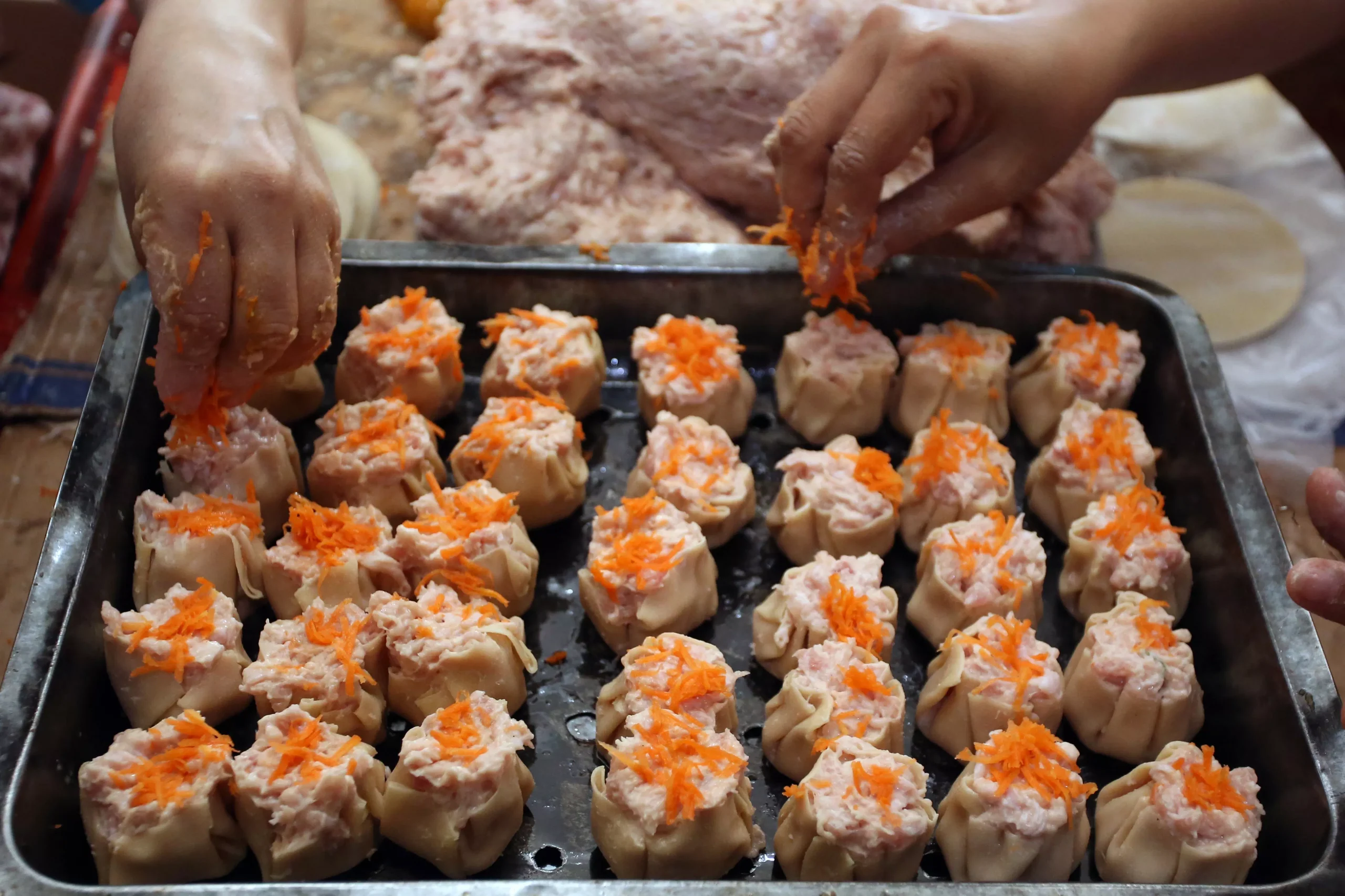 “Strategi Mendongkrak UMKM Kuliner Lokal” “Pelaku UMKM kuliner lokal sedang memasarkan produknya secara digital”