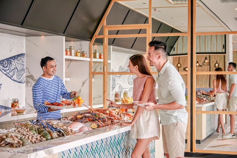 Suasana Daily Social Bali di Kuta dengan Konsep Kuliner Modern Interior Daily Social Bali di Kuta dengan konsep kuliner modern dan area makan terbuka