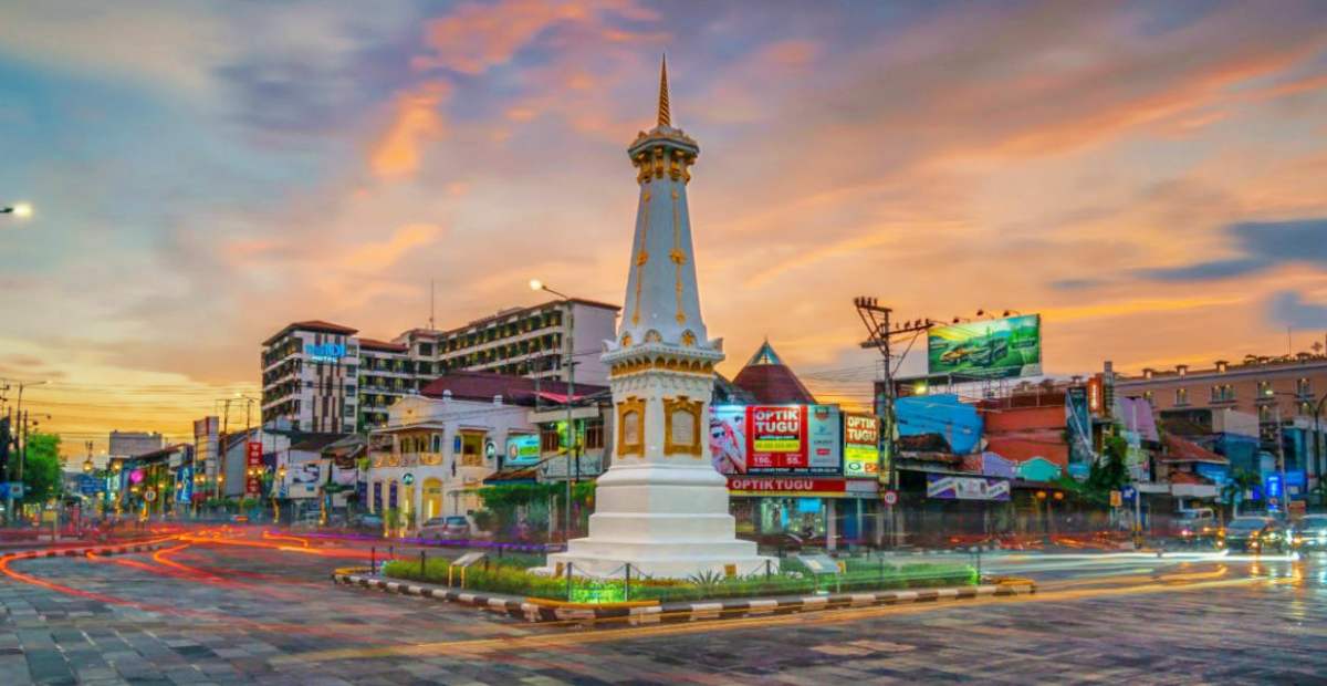 Suasana Malioboro Jogja Terbaru 2025 Suasana Malioboro Jogja 2025 dengan area pedestrian modern dan wisatawan berjalan