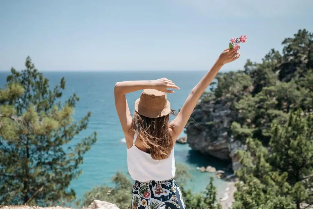 Pemandangan sunrise di Gunung Bromo dengan kabut pagi yang menawan