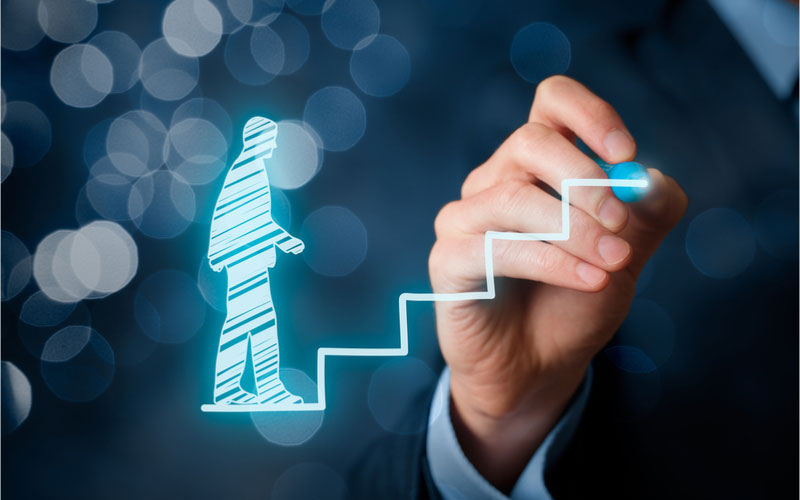 Seorang profesional sedang merencanakan pengembangan karirnya untuk mencapai kesuksesan di masa depan