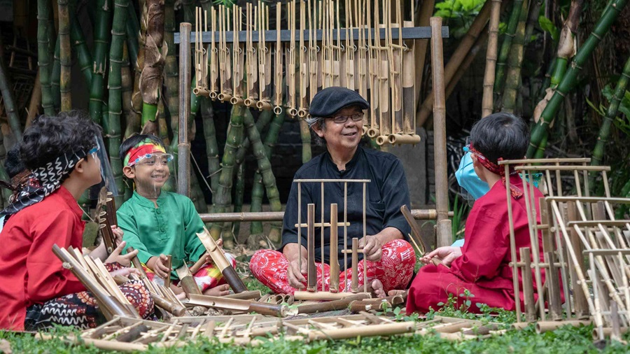 Pemain game berkompetisi dalam turnamen gaming lokal di Indonesia