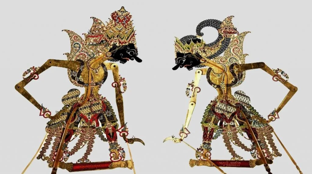 Pertunjukan wayang kulit Indonesia di panggung tradisional