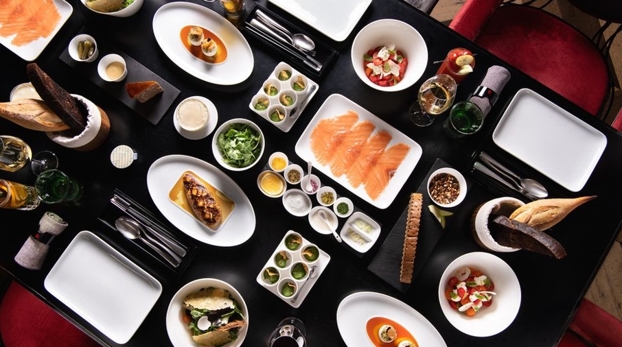 Wisata Kuliner Lokal di Pasar Malam Pengunjung menikmati street food Indonesia di pasar malam dengan berbagai jajanan tradisional