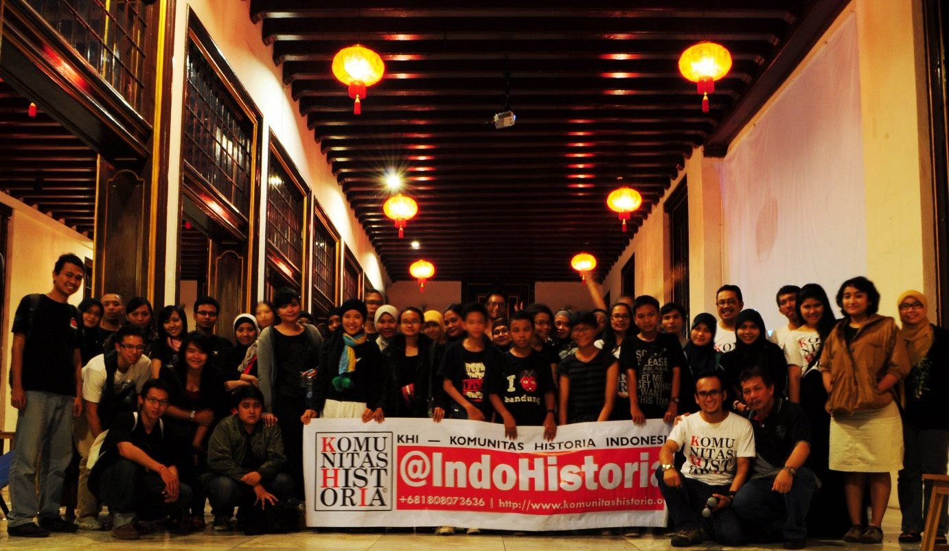 Anggota Komunitas Sejarah Nusantara berdiskusi di depan candi bersejarah Indonesia