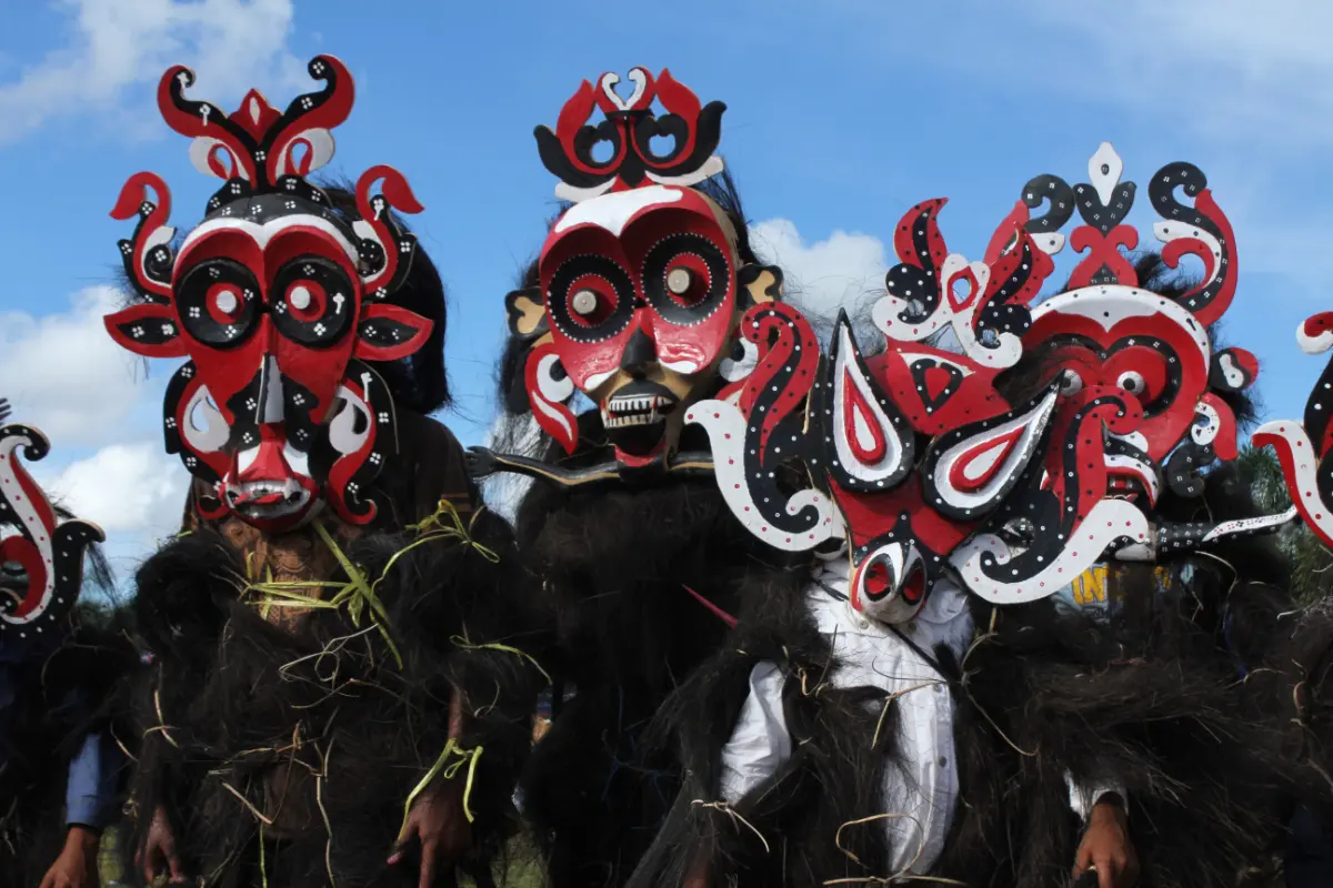 Masyarakat Indonesia menampilkan tarian dan kostum tradisional dalam festival budaya nusantara