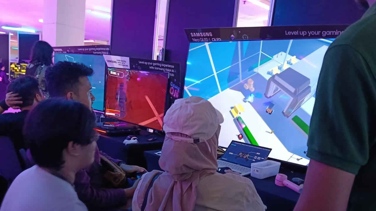 Game Week Jakarta 2025 Seru dan Meriah Pengunjung sedang mencoba game lokal Indonesia di Game Week Jakarta 2025