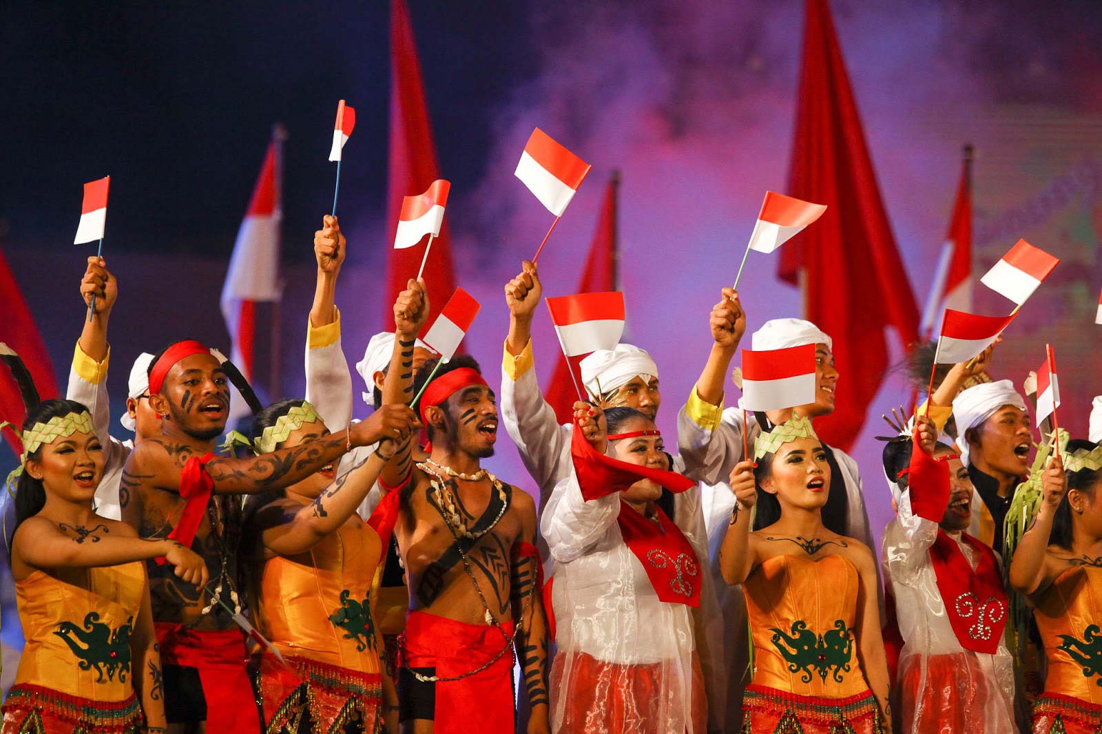 Beragam seni tradisional Indonesia, termasuk tarian, musik, dan pakaian adat dari berbagai daerah