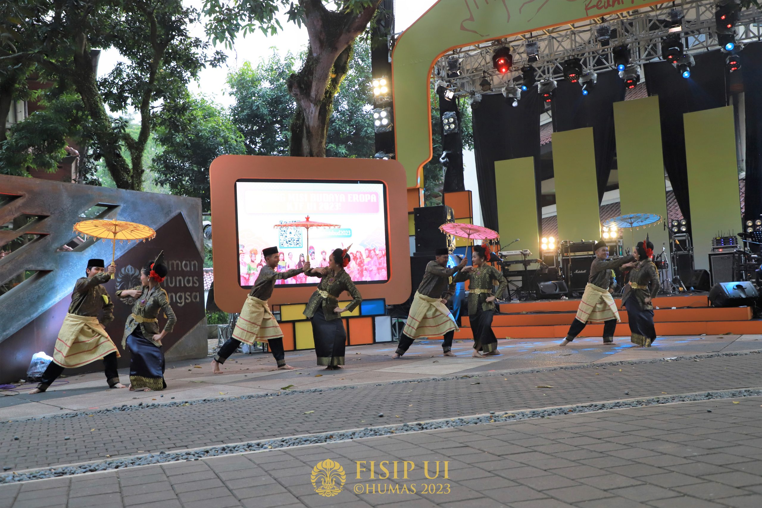 Komunitas Tari FISIP UI Tampil di Prancis dan Spanyol Mahasiswa Komunitas Tari FISIP UI menampilkan tarian tradisional Indonesia di panggung internasional Prancis dan Spanyol