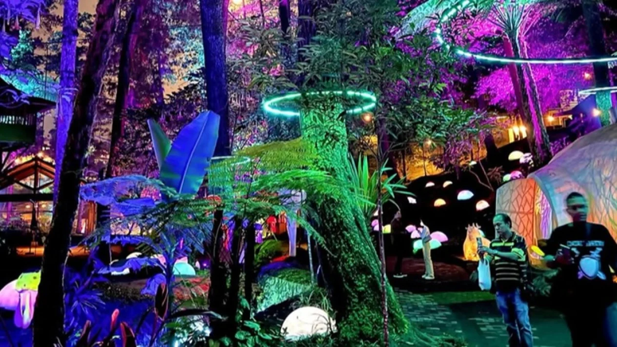 Pengunjung berfoto di jembatan kaca Lembang Sky Garden Bandung 2025, wisata kekinian Instagramable