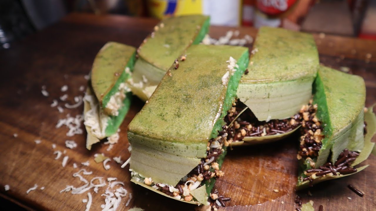 Usaha martabak manis atau terang bulan dengan topping cokelat dan keju yang lezat, siap dijual untuk keuntungan maksimal