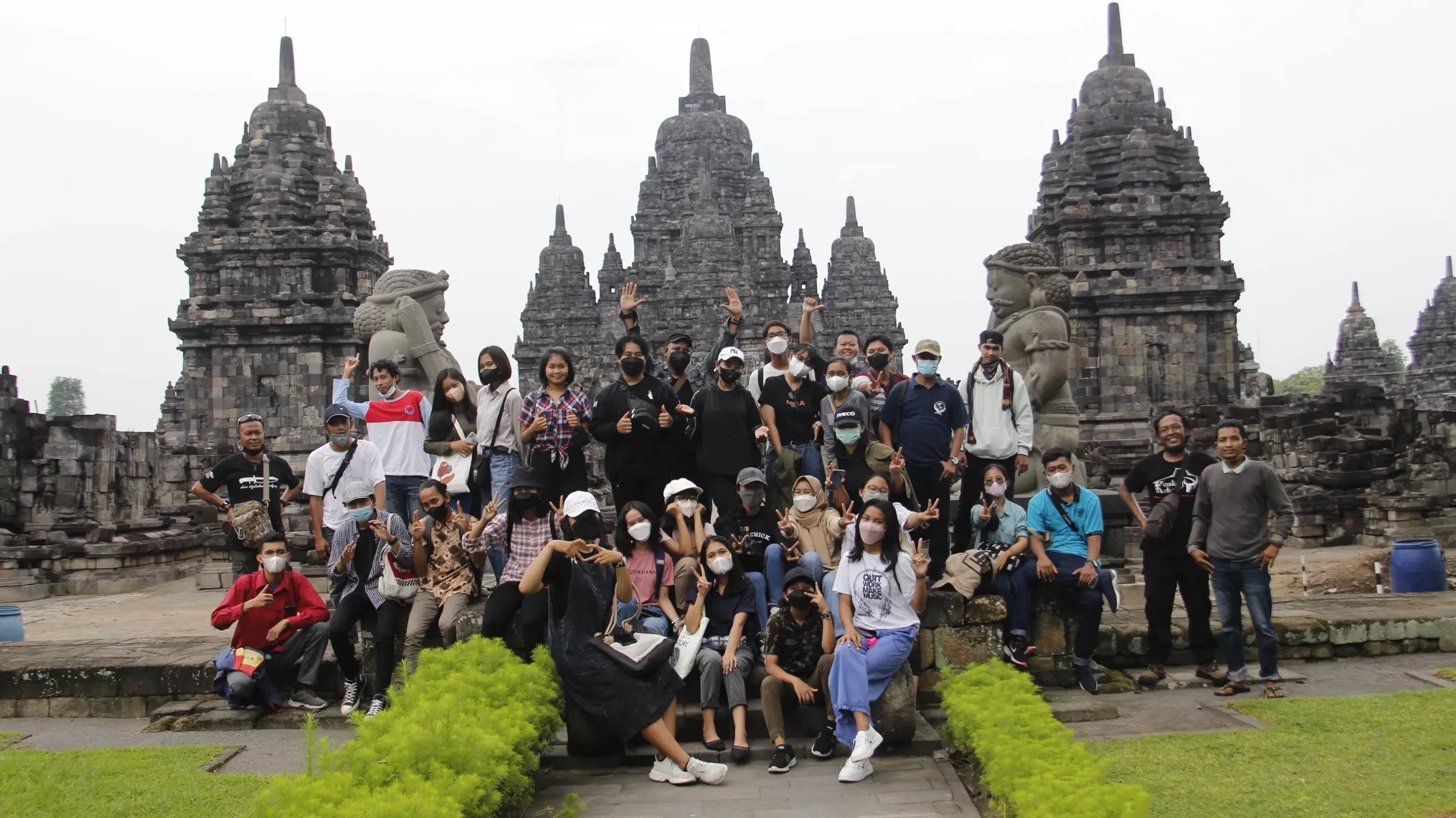 Pelestarian Cagar Budaya di Malioboro oleh Komunitas Kandang Kebo Anggota Komunitas Kandang Kebo membersihkan dan merawat bangunan cagar budaya di Malioboro