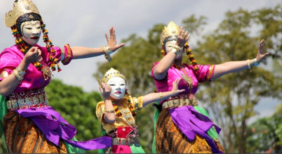 Pertunjukan tari tradisional nusantara dengan kostum warna-warni di Festival Harmoni Budaya Nusantara Taman Budaya