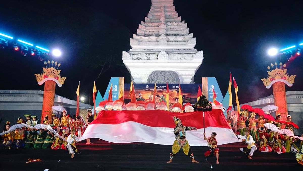 Pertunjukan Tarian Tradisional di Festival Harmoni Nusantara Penari tradisional Indonesia menampilkan tarian budaya Nusantara di Festival Harmoni Nusantara Taman Budaya